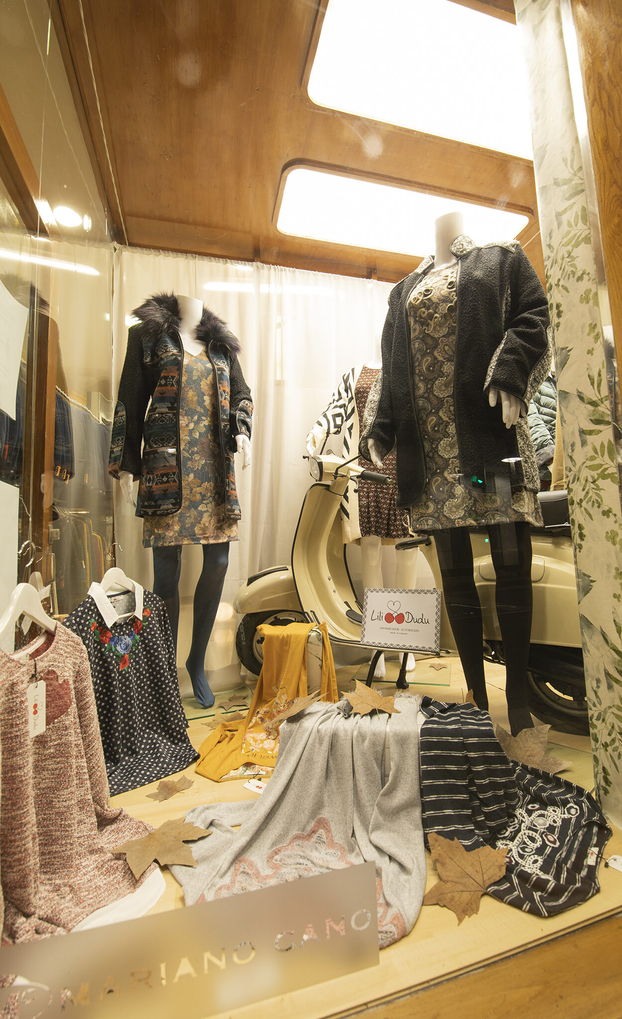 Escaparate de la tienda Mariano Cano con prendas de temporada