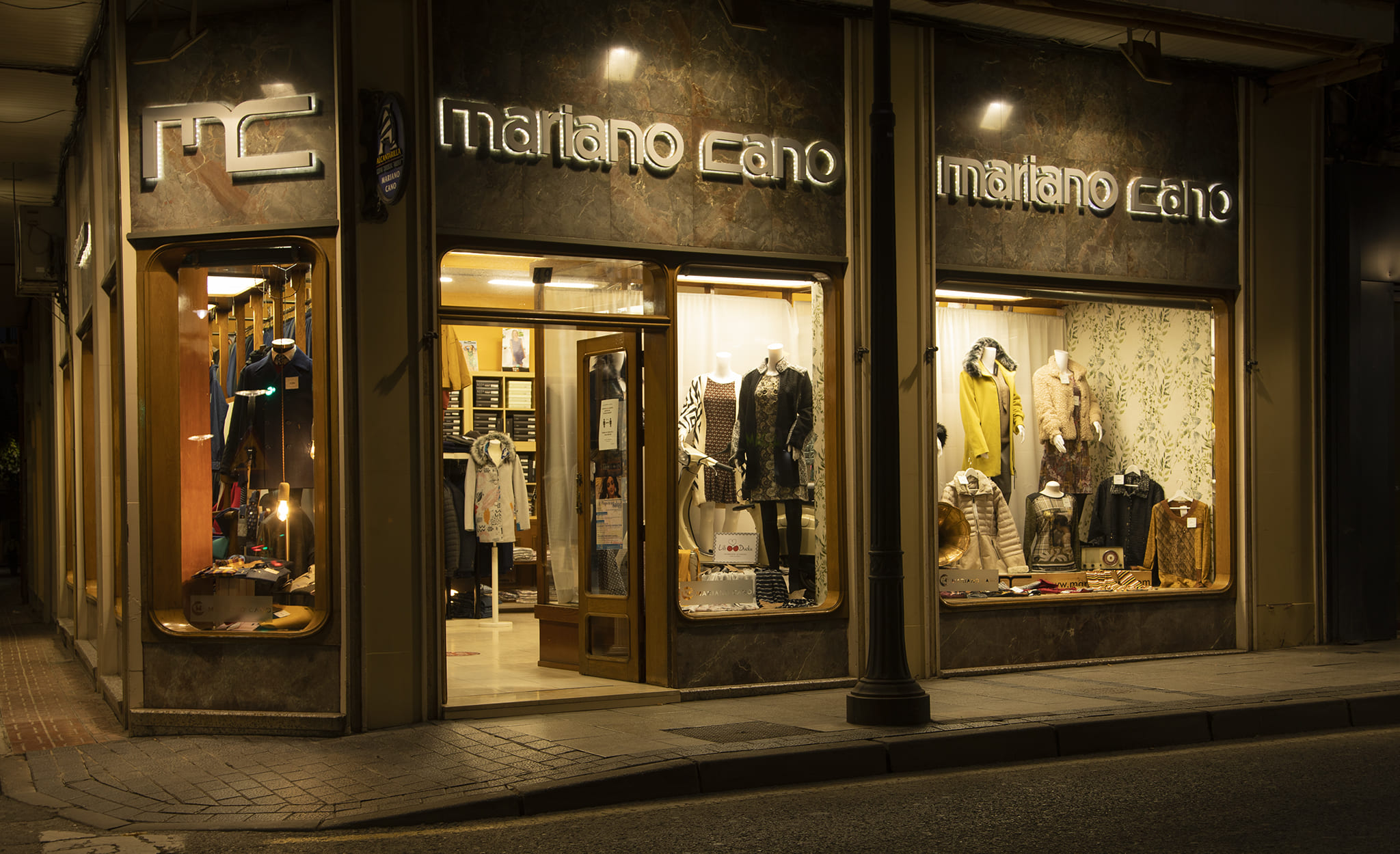 Escaparate de la tienda Mariano Cano de noche